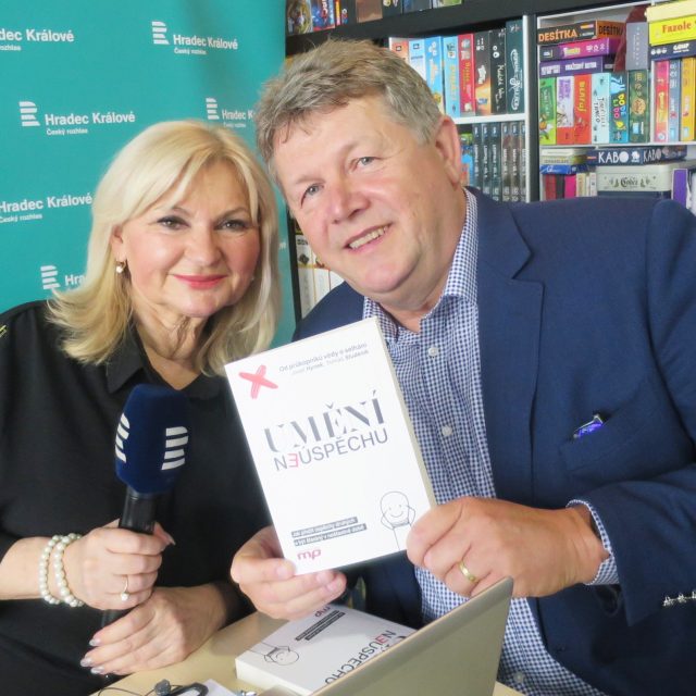 Josef Hynek hostem Lady Klokočníkové v rozhlasové kavárně | foto: Milan Baják,  Český rozhlas