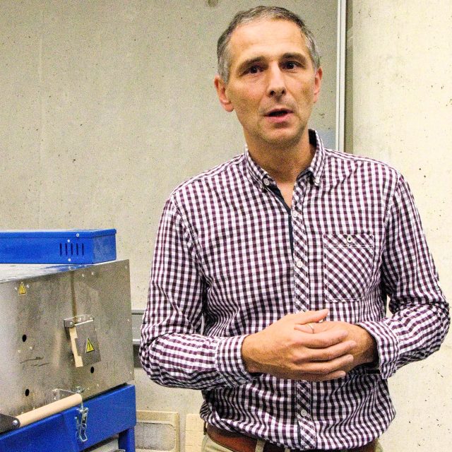 Vedoucí katedry sklářských strojů a robotiky Fakulty strojní Technické univerzity v Liberci Vlastimil Hotař | foto: Jaroslav Hoření,  Český rozhlas