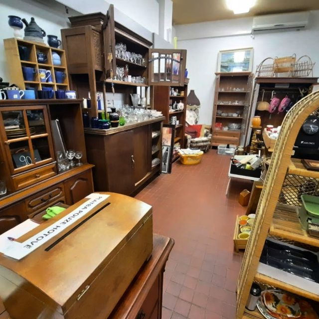 Nábytek a domácí potřeby najdou zájemci v prodejně nábytkové banky na sídlišti Kunratická v Liberci | foto: Tomáš Mařas,  Český rozhlas