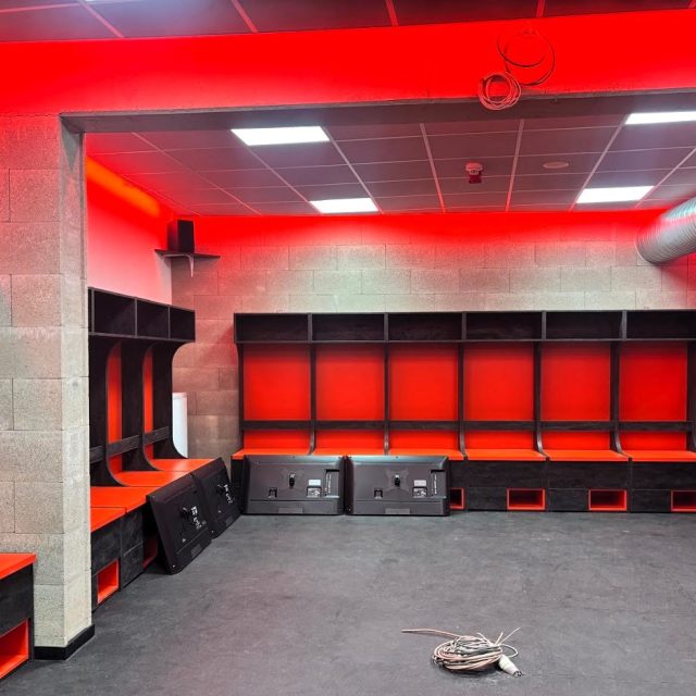 Černá a červená,  to jsou barvy turnovských hokejistů a ve stejných barvách jsou i šatny | foto: Johana Tománková,  Český rozhlas