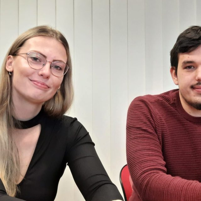 Jana Hlaváčová a Filip Charouzd,  studenti TUL,  kteří se podíleli na vymýšlení automatického dávkovače léků pro pacienty s Alzheimerem | foto: Tomáš Mařas,  Český rozhlas