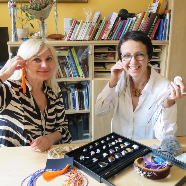 Lada Klokočníková a Jitka Šedová vám ukáží krásné letní šperky | foto: Milan Baják,  Český rozhlas