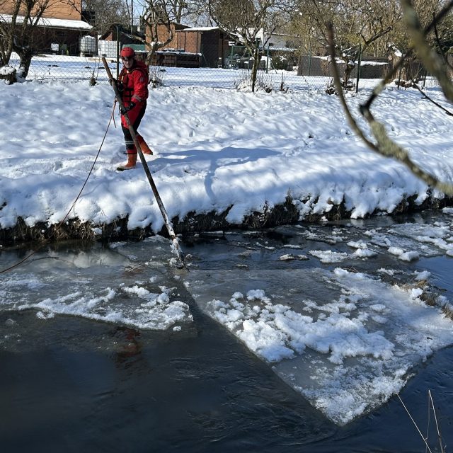 Hasiči uvolňovali ledové kry ze zamrzlé Svitávky v Zákupech | foto: Jiří Jelínek,  Český rozhlas