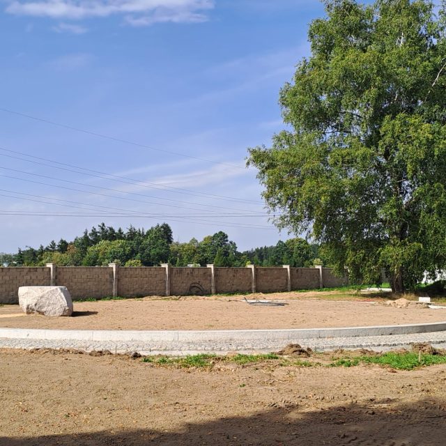 Rozptylová loučka na vratislavickém hřbitově bude mít podobu symbolického kruhu. Uvnitř je obelisk,  který může sloužit jako pomyslný oltář při rozlučkovém obřadu | foto: Jana Švecová,  Český rozhlas
