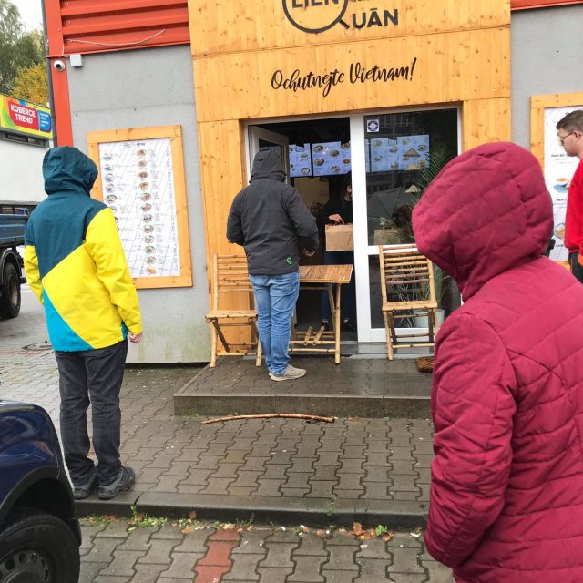 Uzavřeny pro veřejnost jsou i kavárny. Jak dlouho vydrží bez většiny zákazníků? | foto: Lucie Fürstová,  Český rozhlas