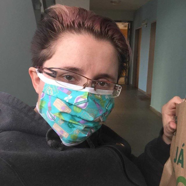 I když je sama na vozíku,  rozváží sportovkyně Petra Hurtová potraviny seniorům | foto: Pavel Petr,  Český rozhlas