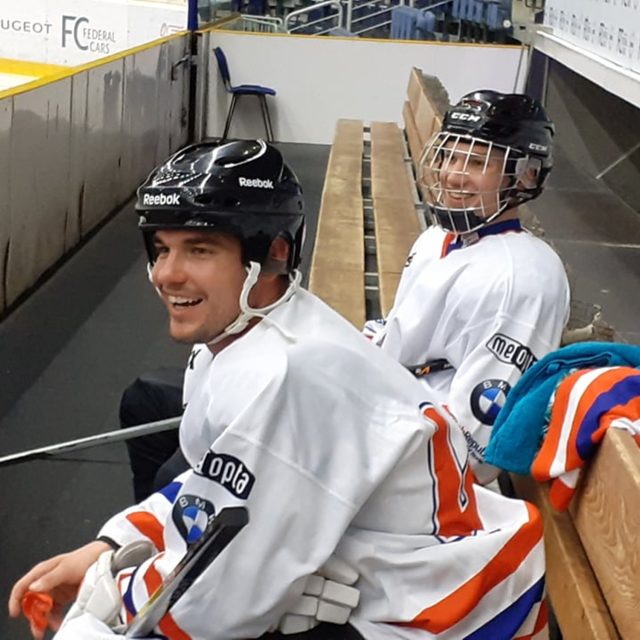 Michal Krčmář si dokáže udržet úsměv na rtech za každé situace. Třeba i na hokejové střídačce | foto: Pavel Petr,  Český rozhlas,  Český rozhlas