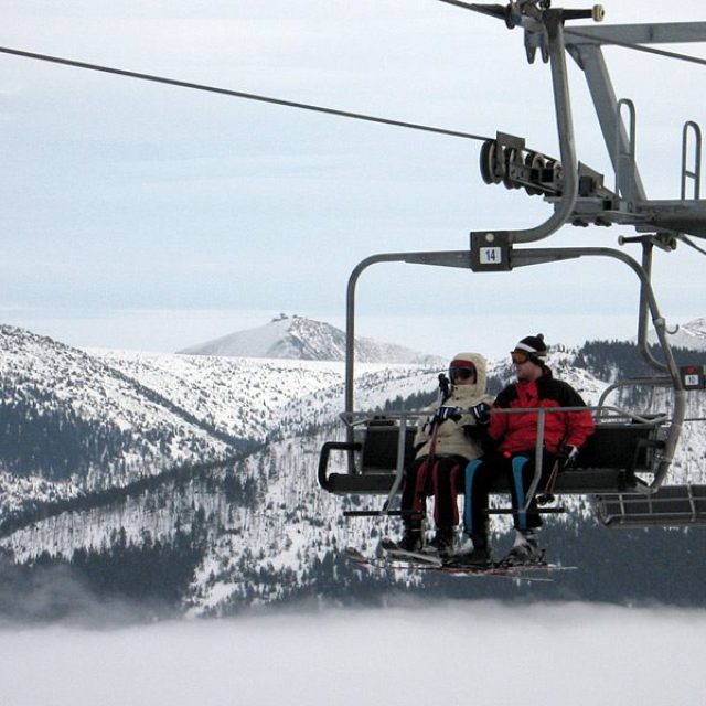 Lyžaři na sedačkové lanovce | foto: Jan Rosenauer