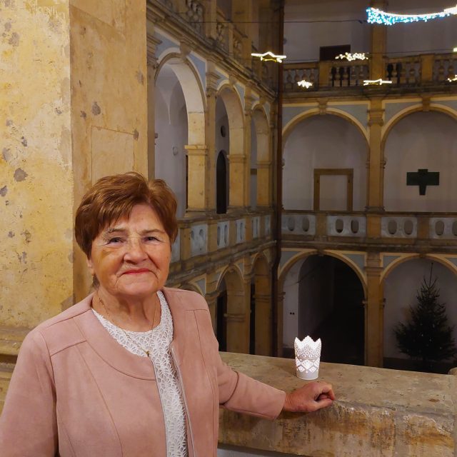 Blažena Bohuňovská na arkádovém nádvoří Valdštejnského paláce po předání Ceny města Jičína | foto: Vladislava Wildová,  Český rozhlas