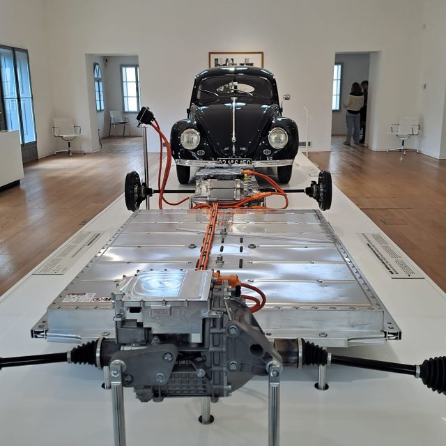 Ferdinand Porsche se proslavil jako automobilový konstruktér a tvůrce vozu Volkswagen zvaného Brouk - z expozice v Rodném domě Ferdinanda Porscheho ve Vratislavicích nad Nisou | foto: Jana Švecová,  Český rozhlas