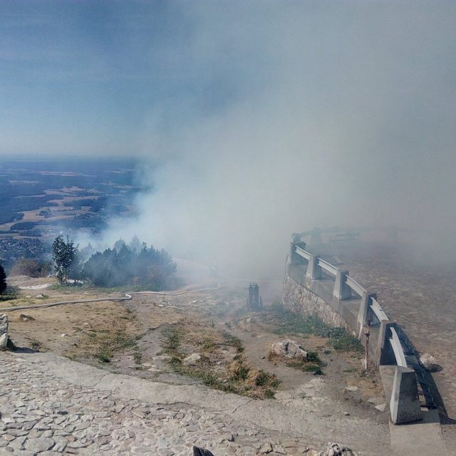 Na Ještědu hoří les. Na místě zasahuje deset jednotek,  hasiči povolali na pomoc i vrtulník  | foto: Hotel Ještěd
