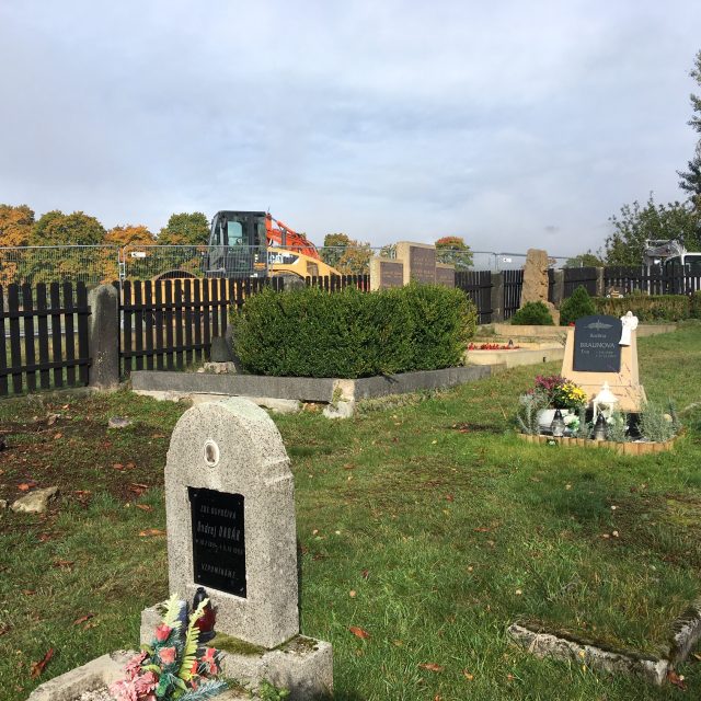 Nebezpečná skládka odpadků u Mezní Louky po letech konečně zmizí | foto: Daniela Pilařová,  Český rozhlas