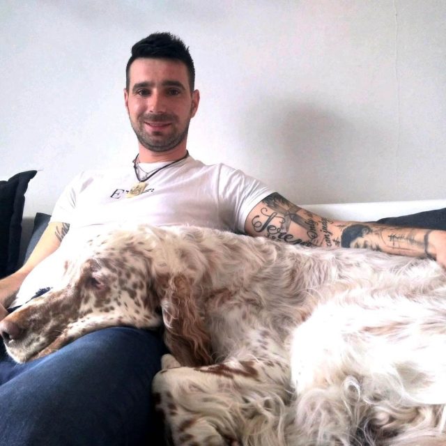 Cvičitel psů Pavel Thiel a Angel,  který se rozhodl téměř celé natáčení redaktorky Českého rozhlasu Liberec prospat | foto: Lucie Fürstová