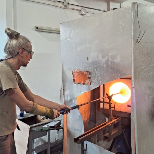 Na střední sklářské škole v Železném Brodě letos vyrobili přes 100 vánočních koulí | foto: Jana Švecová,  Český rozhlas