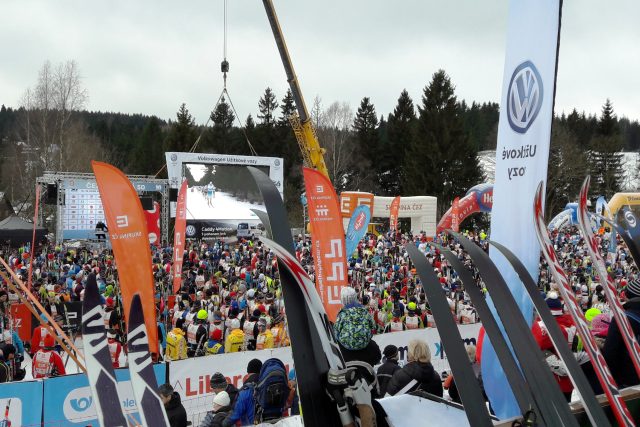 Ještě stovky lyžařů jsou na trati Jizerské padesátky. První závodníci dojeli do cíle před polednem Foto: Šárka Škapiková