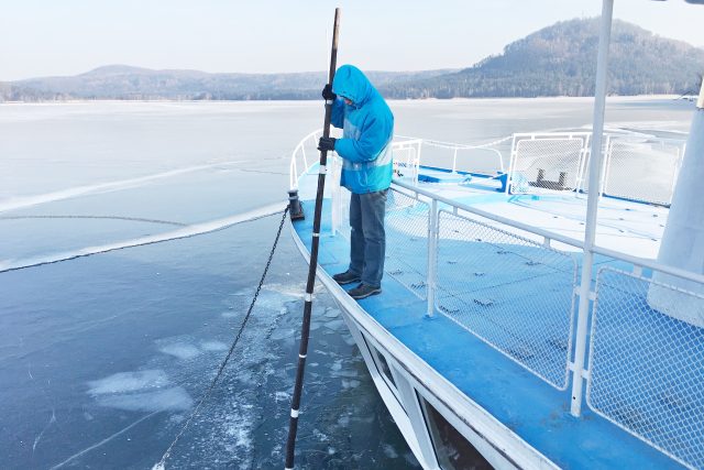 Bourání ledu v přístavišti. Ledové kry lodě ohrožují | foto: Tomáš Mařas,  Český rozhlas Liberec