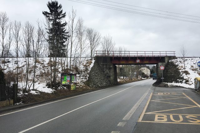 Pod mostem v Holetíně se kamion zasekne několikrát týdně | foto: Josef Kopecký,  Český rozhlas
