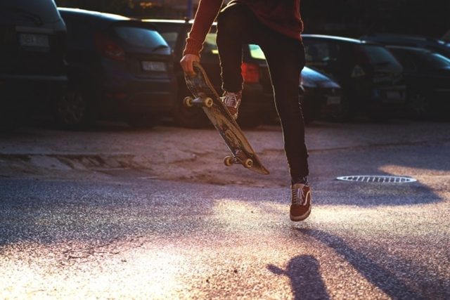 Skateboardová komunita v reakci na zprávy z Madridu upozorňuje,  že ačkoliv se skateboarding za dva roky stane olympijskou disciplínou,  považovat ho za pouhý sport,  který patří do uzavřených skateparků,  je mylné | foto: Foter,  CC0 1.0