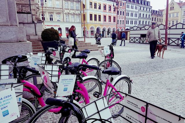 Rekola,  bicykly ke sdílení parkují třeba před libereckou radnicí | foto: Jaroslava Mannová,  Český rozhlas Liberec