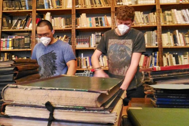 Knihy je potřeba také očistit,  s tím libereckému muzeu pomáhají brigádníci | foto: Lucie Fürstová,  Český rozhlas Liberec