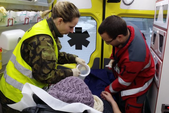 Vojenští zdravotníci jezdí se záchrankou za pacienty | foto: Eva Malá,  Český rozhlas,  Český rozhlas