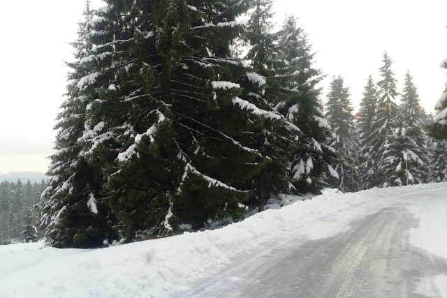  V horách je na silnicích ujetá vrstva sněhu,  která bude během dne měknout,  a mohou se tvořit vyjeté koleje | foto: Šárka Škapiková,  Český rozhlas