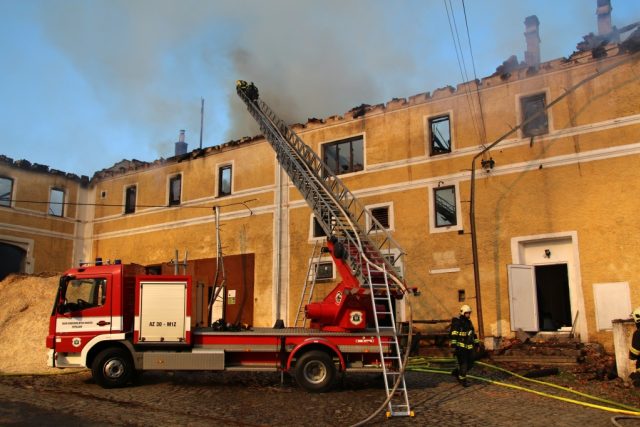 Hašení požáru v Jindřichovicích pod Smrkem | foto:  Hasičský záchranný sbor Libereckého kraje