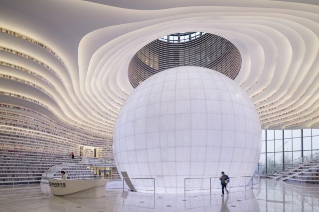 Přes milión knih pojme čínská Tianjin Binhai Library. Knihovna byla otevřena vloni v říjnu a jen v prvním týdnu ji údajně navštívilo před 10 tisíc lidí. | foto: Ossip van Duivenbode,  Tianjin Binhai Library