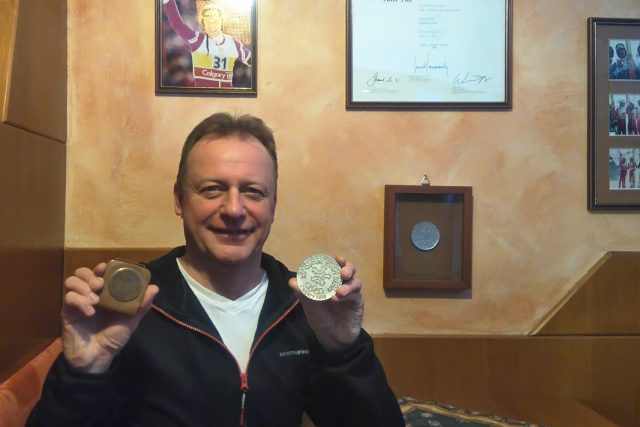 Bývalý skokan na lyžích Pavel Ploc z Harrachova se svými chloubami. Stříbrnou medailí z Calgary 1988 a bronzem ze Sarajeva 1984 | foto: Pavel Ploc