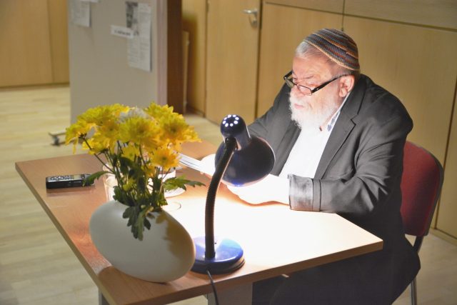Karol Sidon předčítá v liberecké knihovně | foto: Michaela Valterová,  Krajská vědecká knihovna v Liberci