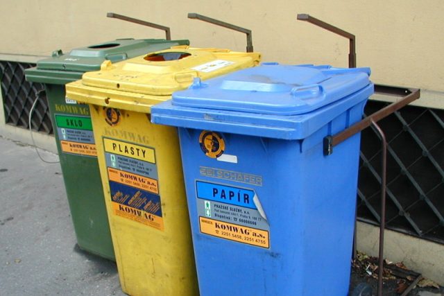 Lidé v Doksech mohou mít kontejnery na tříděný odpad přímo u domu  (ilustrační snímek) | foto: Jana Šustová,  Český rozhlas