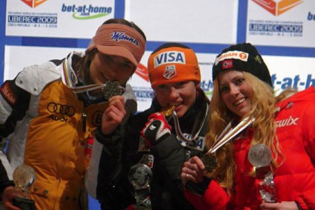 Nejlepší skokanky na historicky prvním mistrovství světa ve skocích na lyžích žen v Liberci 2009 | foto: Martin Kadlec