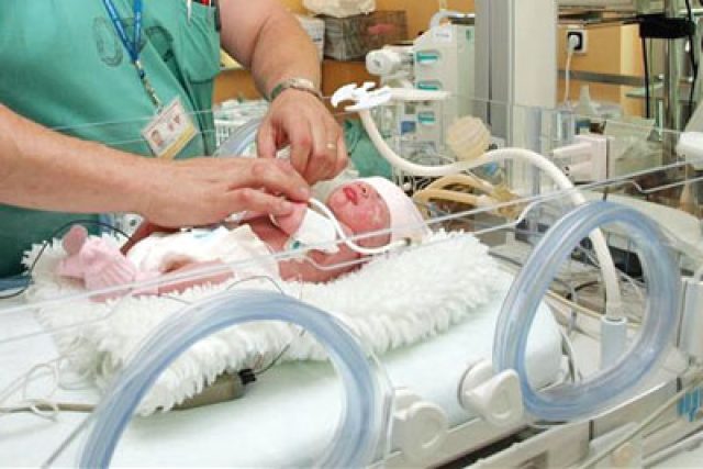 novorozenec v inkubátoru | foto:  Babyweb.cz
