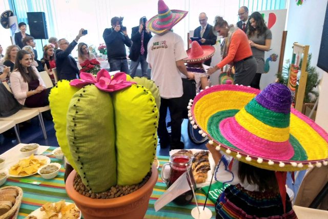 Pestrobarevný,  kořeněný a plný mexických dobrot. Takový byl Den mexické kuchyně na SOŠ v Liberci | foto: Lucie Fürstová