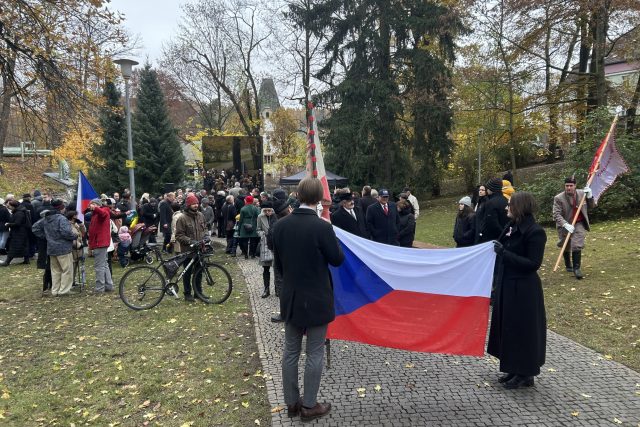 Vzpomínková akce na 17. listopad v Liberci se tradičně konala u Památníku obětem komunismu v parku v Jablonecké ulici | foto: Jiří Jelínek,  Český rozhlas