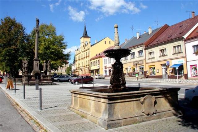 Husovo náměstí v Lomnici nad Popelkou | foto: lomnicenadpopelkou.cz    