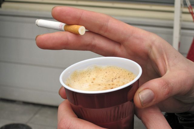 káva a cigareta | foto: Věra Luptáková,  Český rozhlas