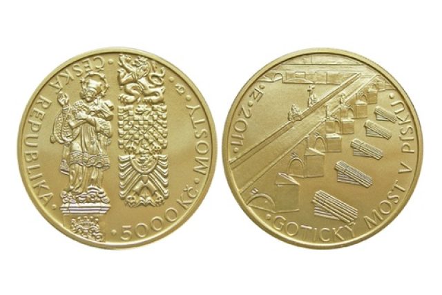 Zlatá mince ČNB s motivem historického mostu v Písku | foto:  ČNB