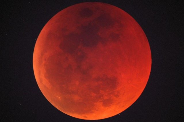 Úplné zatmění Měsíce bude nejlépe viditelné v 5:41 | foto: Miloslav Druckmüller