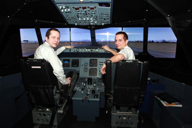 Piloti v leteckém simulátoru | foto: Radim Beznoska