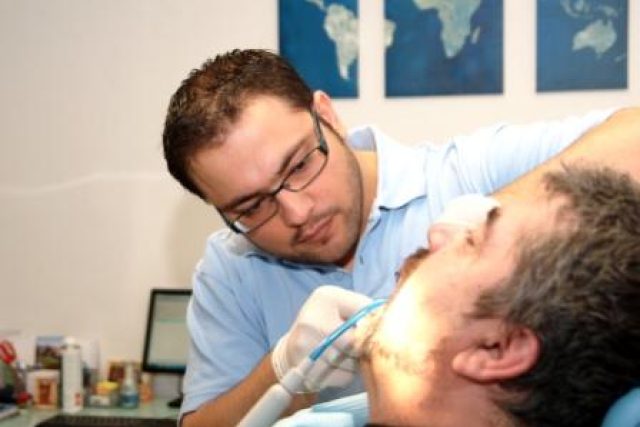 První pacient nového zubaře v Chrastavě MUDr. Aldeeba Muhannada starosta Michael Canov | foto: Jana Zahurancová