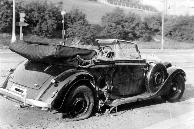Poničený mercedes Reinharda Heydricha 27. května 1942 na místě atentátu | foto:  z archívu Vojenského historického ústavu a Eduarda Stehlíka