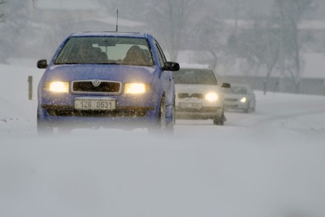 Dopravu po celé zemi komplikuje vydatné sněžení | foto: ČTK