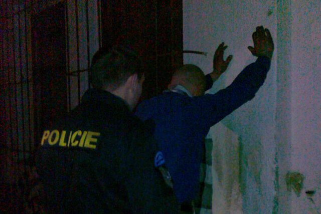Policisté uprchlého vězně zadrželi v noci při vloupání  (ilustrační snímek) | foto: Evelyna Kulíšková