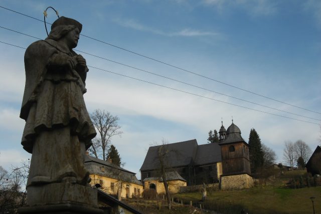 Kryštofovo údolí - dřevený kostelík sv. Kryštofa a socha sv. Jana Nepomuckého | foto: Jaroslava Mannová