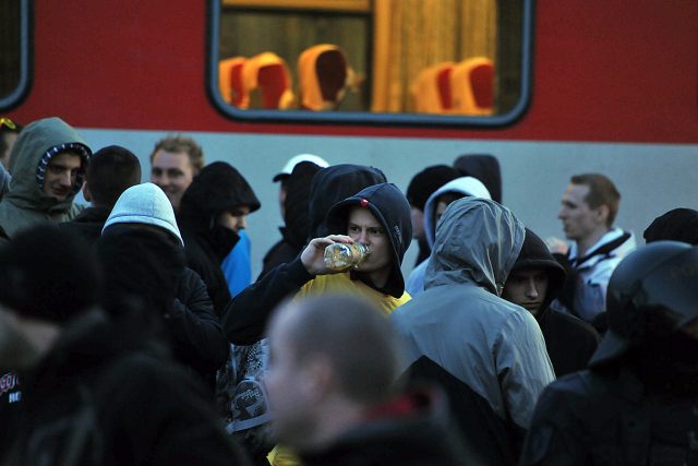 Několik set fanoušků Baníku má podle policie dorazit vlakem do Rychnova kolem čtrnácté hodiny  (ilustrační snímek) | foto: Filip Jandourek