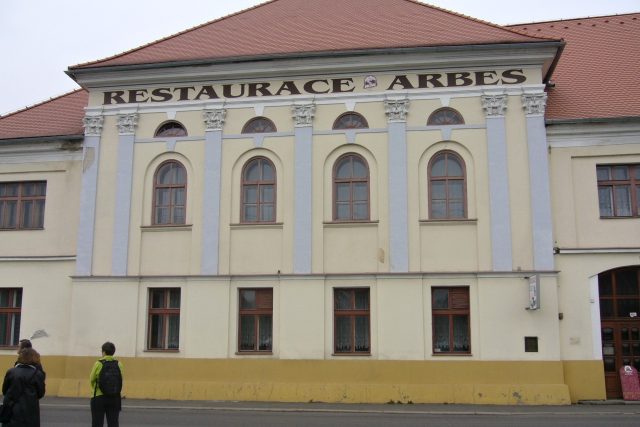 Budova v České Lípě,  dnes restaurace,   kde se konal soud s Jakubem Arbesem | foto: Tomáš Mařas,  Český rozhlas