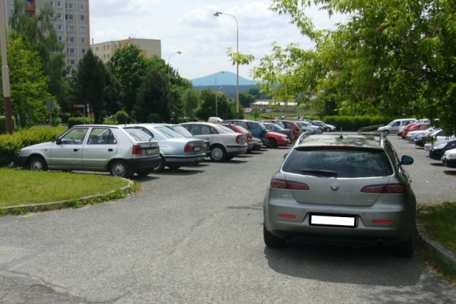 Parkování na sídlišti Špičák v České Lípě /ilustrační foto/ | foto: Tomáš Mařas,  Český rozhlas