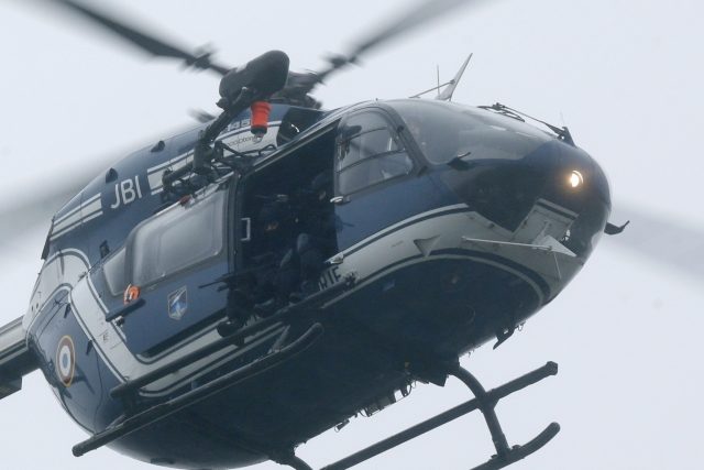 Policejní vrtulník nad místem úkrytu teroristů v Dammartin-en-Goële severně od Paříže | foto: Reuters