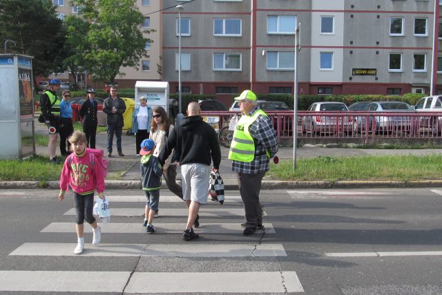 Senior dohlíží na děti na přechodu u školy v Dobiášově ulici  (ilustrační fotografie) | foto: Eva Malá,  Český rozhlas